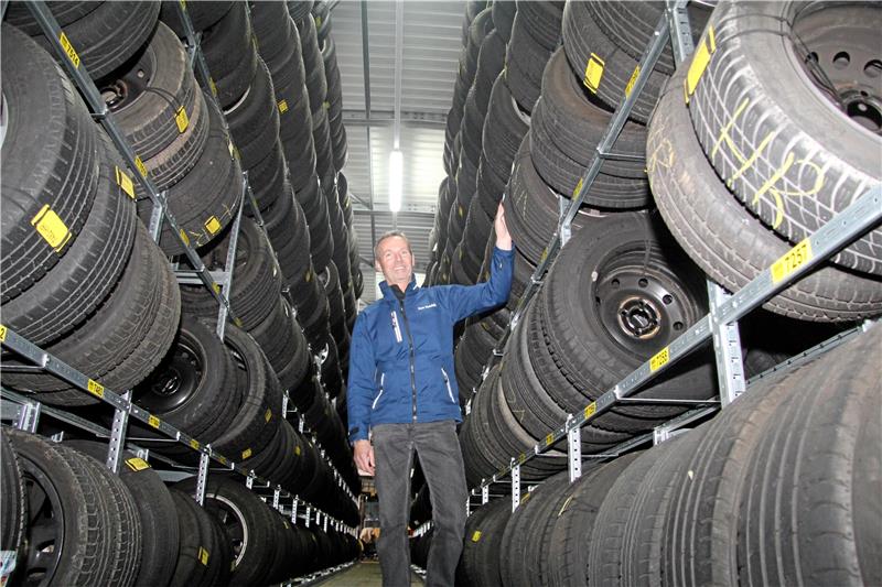 Für Winterreifen wird es allerhöchste Zeit TÜV-Chef Uwe Matzick rät, jetzt schnellstens die Reifen zu wechseln. Foto: Sowa