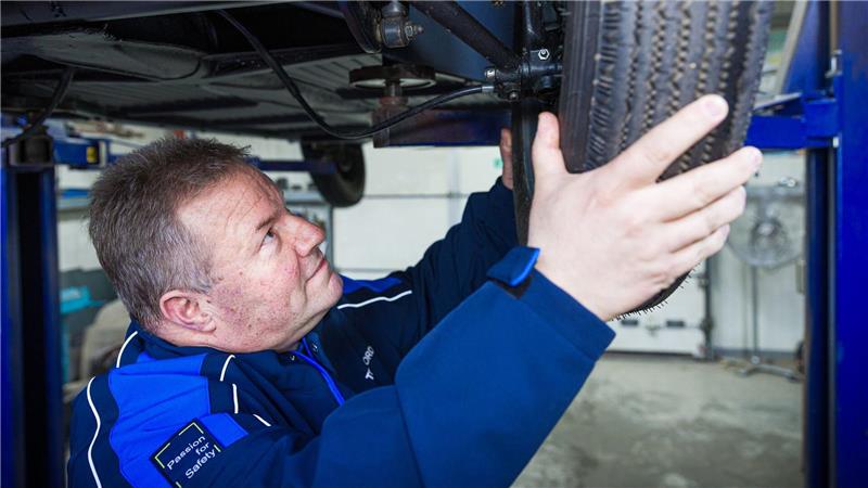 Ältester VW Käfer der Welt fährt wieder TÜV-Mitarbeiter Thomas Rusch hat das Fahrzeug abgenommen.