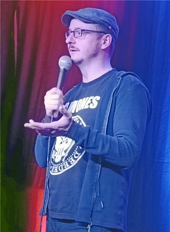 „Tach, Goslar!“ Stefan Danziger eröffnet die neue Comedy-Reihe in den Höfen und sorgt für volles Haus und schallendes Gelächter. Foto: Habel
