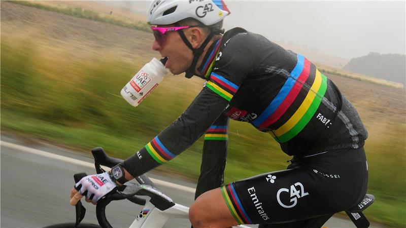 Lipowitz ärgert Tour-Stars: „Habe meinen Schuss probiert“ Tadej Pogacar fährt im Regen.