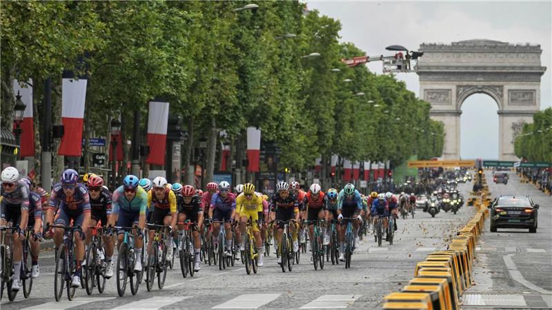 „Großer Moment“: Lipowitz wird Tour-Dritter - Pogacar siegt Tadej Pogacar im Gelben Trikot bei der Tour de France.