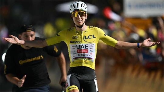 Tadej Pogacar triumphiert in Alpe d’Huez. 