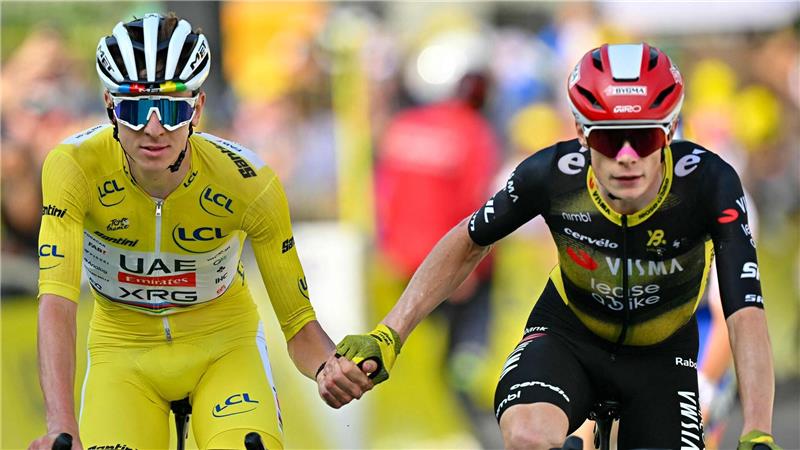 Nach Nichtangriffspakt: Pogacar verliert Gelb an Healy Tadej Pogacar und Jonas Vingegaard fuhren gemeinsam über die Ziellinie.