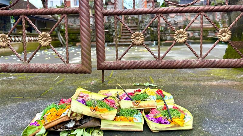 Streit um Glasaufzug spaltet Bali – Baustopp auf Nusa Penida Tägliche Opfergaben gehören zum Alltagsleben in Bali dazu.