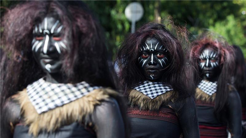 Tänzer bereiten sich auf ihren Auftritt während einer Parade zur Eröffnung des jährlichen Bali-Kunstfestivals vor.