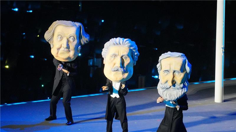 Tänzer mit Masken würdigten die italienischen Komponisten Giuseppe Verdi, Giacomo Puccini und Gioachino Rossini.