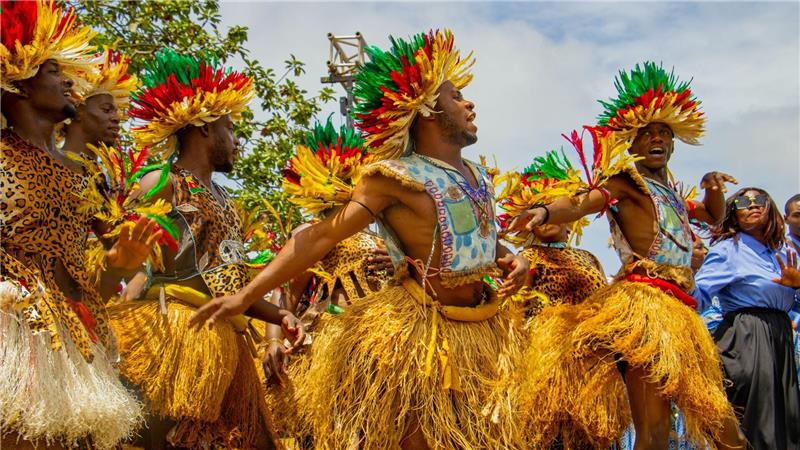 Tänzer warten auf die Ankunft von Papst Leo XIV. in Kamerun.