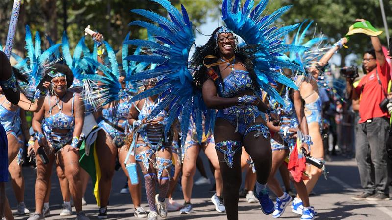 Tänzerinnen und Tänzer feiern beim Karneval von Notting Hill in London.
