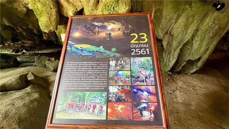 Tafeln erinnern an der Tham-Luang-Höhle in Thailand bis heute an die aufwendige Rettungsaktion von 2018. (Archivbild)