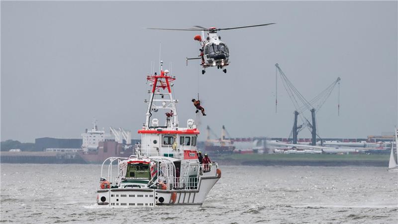 Bilder des Tages Tag der Seenotretter: Hubschraubereinsatz trifft auf maritime Action