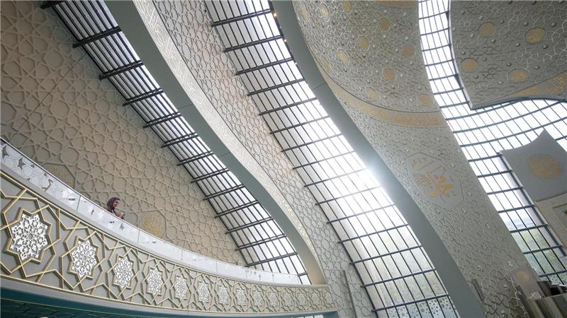 Tag der offenen Moschee: Besucherin in der Kölner Zentralmoschee