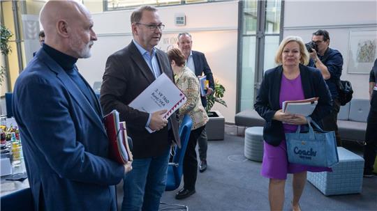 Tagelang wurde in Potsdam für die mehr als 2,5 Millionen Beschäftigte im öffentlichen Dienst verhandelt. Jetzt geht es in die Schlichtung. 