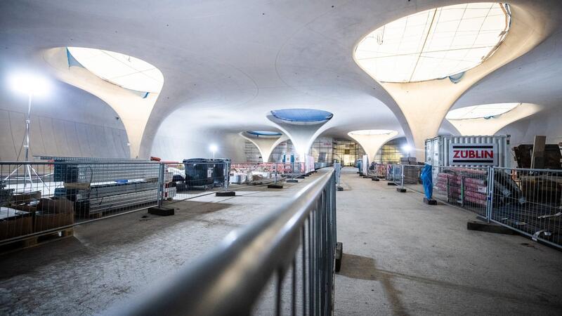 Tageslicht fällt durch die Lichtaugen des neuen Stuttgarter Hauptbahnhofs - Passagiere müssen auf diesen Anblick jedoch länger warten als gedacht.