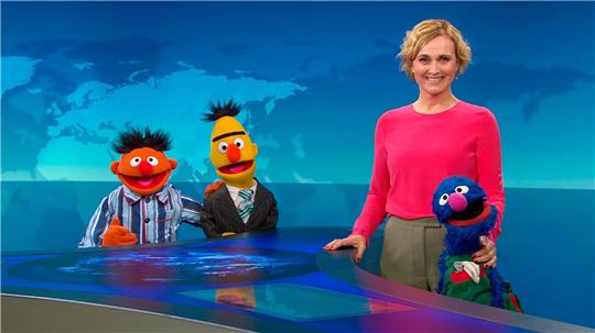 «Tagesthemen»-Moderatorin Caren Miosga mit Ernie (l-r), Bert und Grobi in der Kulisse der ARD-Nachrichtensendung.