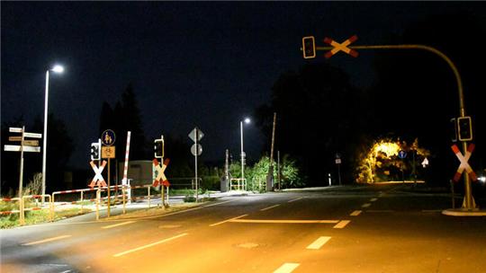 Taghell statt dunkel wie im Tunnel ohne Beleuchtung: Die Gemeinde lässt neue Straßenlaternen am Bahnübergang installieren.