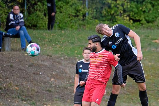 Taha Nabhani (li.), hier in einem Kopfballduell mit Immenrodes Paul-Nicolas Giese, erzielt das zwischenzeitliche 2:0 für den SC 18 Harlingerode. Am Ende siegen die Gäste sogar mit 5:0. Foto: Drechsler