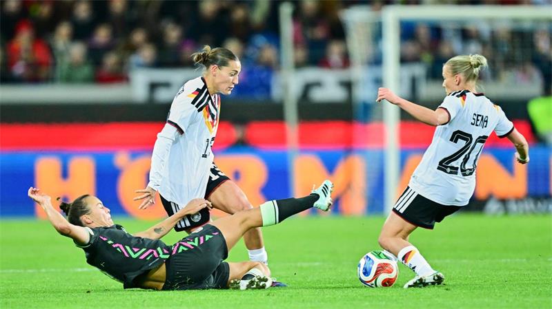 Kösslers Doppelpack: DFB-Frauen feiern 4:2 gegen Australien Taktgeberin im Mittelfeld: Elisa Senß (r).