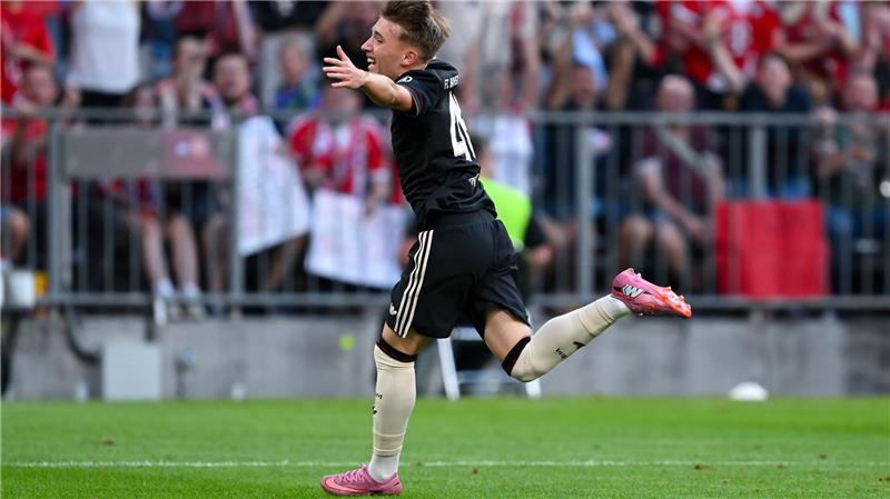 Bayern „sehr happy“ mit Kader - Woltemade „vom Tisch“ Talent Lennart Karl hat seinen Vertrag bei den Bayern verlängert.