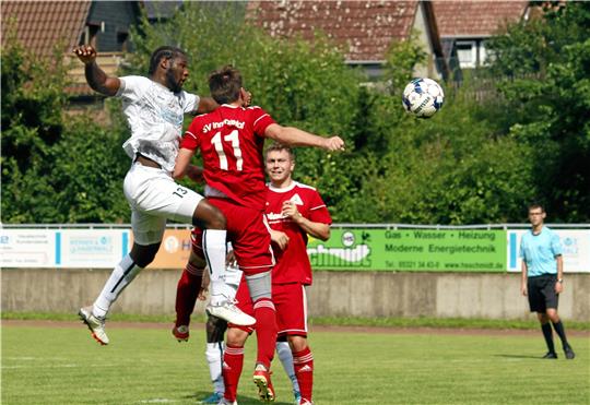Talent Mabidi (li.), diesmal in der Sturmspitze aufgeboten, markiert zwei Treffer beim 3:1-Erfolg des VfL Oker gegen den SV Innerstetal. Foto: Epping