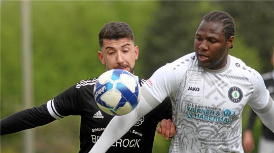 Talent Mabidi (r.), bisher für den Bezirksligisten VfL Oker im Einsatz, ist der prominenteste Zugang des TSV Münchehof.