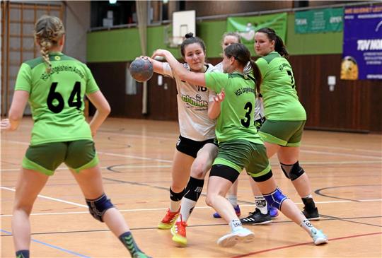 Talent gegen Routinier – Leoni Reske (am Ball) von der HSG Liebenburg-Salzgitter während des Nordharzer Derbys im Zweikampf mit Langelsheims Sarah Schilff. Foto: Neuendorf