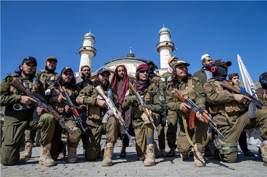 Taliban-Kämpfer mit Maschinengewehren vor einer Moschee in Kabul (Archivbild).