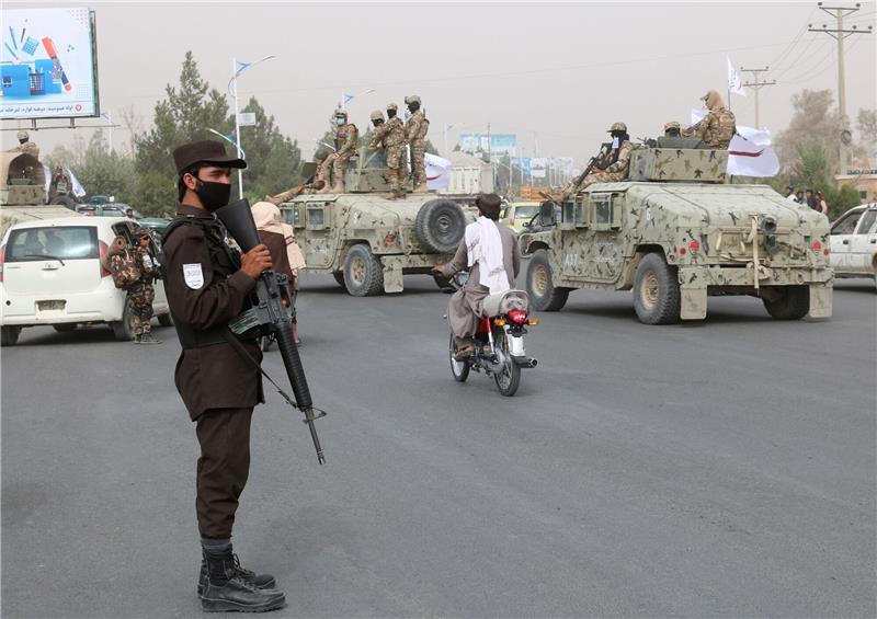 Reporter ohne Grenzen: Taliban nehmen neun Journalisten fest Taliban-Kämpfer patrouillieren im afghanischen Kandahar.