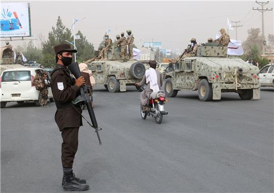 Taliban-Kämpfer patrouillieren im afghanischen Kandahar.