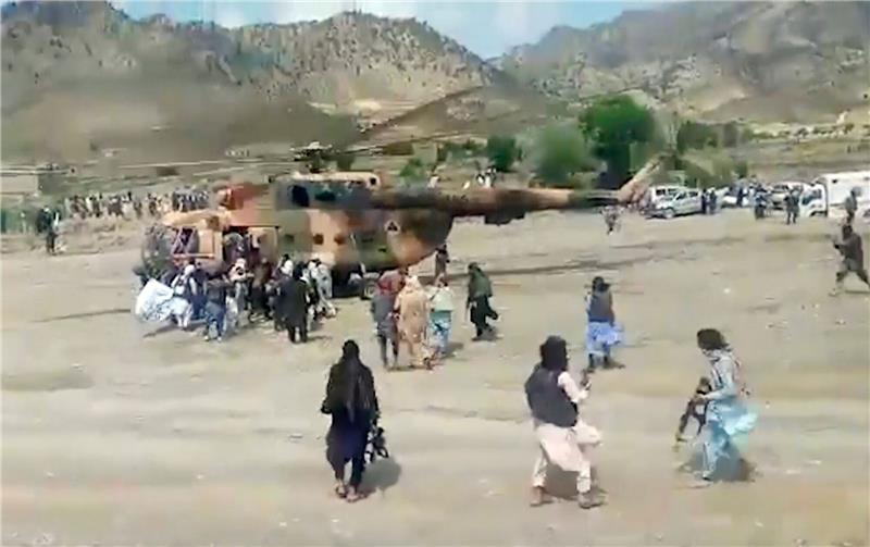1000 Tote nach Beben in Afghanistan Taliban-Kämpfer sichern einen Regierungshubschrauber, um Verletzte im Bezirk Gayan in der afghanischen Provinz Paktika zu evakuieren.