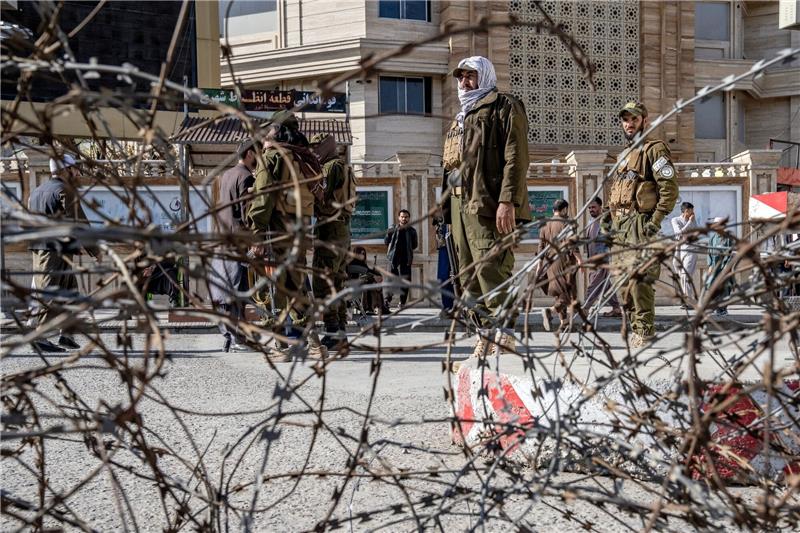 Berichte: Taliban halten drei Briten in Afghanistan fest Taliban-Kämpfer stehen in der Nähe des Außenministeriums in Kabul Wache.