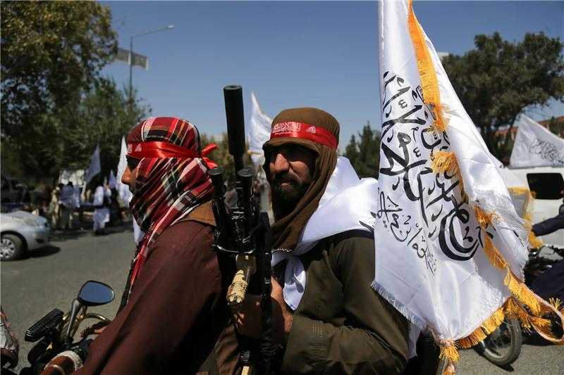 UN: Mehr als 200 Tötungen unter Taliban-Herrschaft Taliban mit Fahnen während des zweiten Jahrestags ihrer Machtübernahme. Einem UN-Bericht zufolge haben die Taliban seither mehr als 200 ehemalige Regierungsanhänger außergerichtlich getötet.