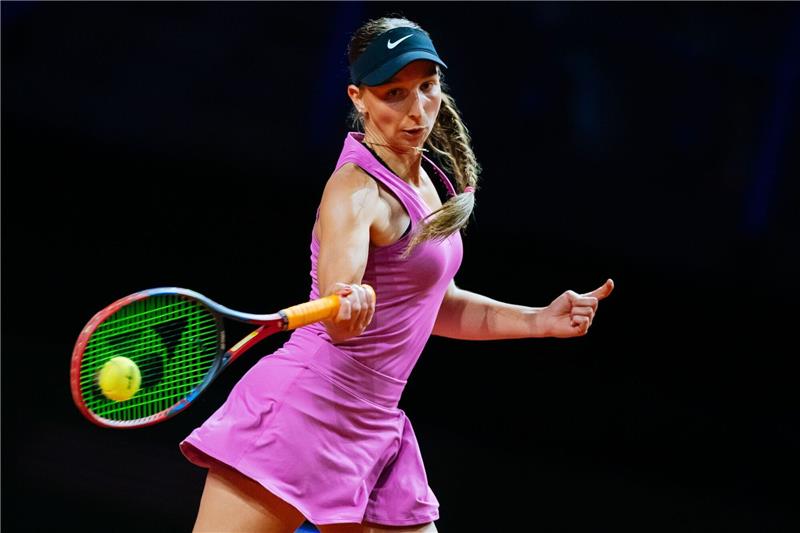 Tamara Korpatsch aus Deutschland spielt eine Vorhand.
