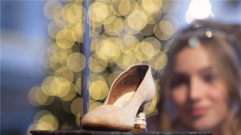 Tamara Kretschmer, Aschenbrödel des Schlüsselndes Sachsen, betrachtet im Festsaal von Schloss Moritzburg, dem einstigen Jagdschloss der Wettiner, vor der Eröffnung der traditionellen Winterausstellung „Drei Haselnüsse für Aschenbrödel“ zum gleichnamigen Kultfilm den originalen Tanzschuh. Die Präsentation macht bis zum 25. Februar 2024 die Welt rund um den bekannten Märchenfilm erlebbar. (Archivbild)