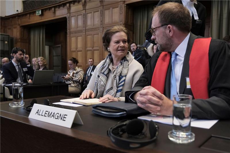 Deutschland vor Gericht: Völkermord-Vorwürfe haltlos Tania von Uslar-Gleichen (l.) und Christian J. Tams, Mitglied des deutschen Anwaltsteams.
