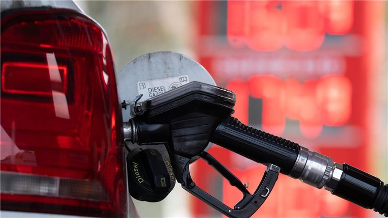 Billigere Energie: Inflation sinkt auf 2,1 Prozent Tanken ist billiger geworden - denn der Ölpreis ist zuletzt gefallen