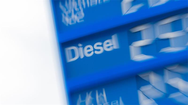 Tanken ist extrem teuer geworden - ein Tankrabatt soll ein Stück weit helfen. (Archivbild)
