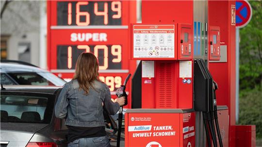 Tanken ist im April billiger geworden. (Symbolbild)