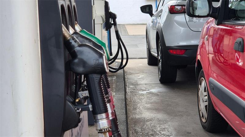 Tanken ist teuer wie nie. (Symbolbild)