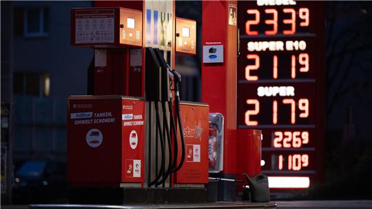 Tankstelle: Ab Mittwoch nur noch eine Erhöhung täglich erlaubt.