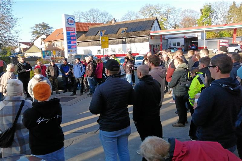 Tankstelle als Kommandozentrale: Die Hilfswilligen werden in Suchtrupps eingeteilt und erhalten dort auch stärkende Verpflegung für einen langen Tag. Foto: Hohaus