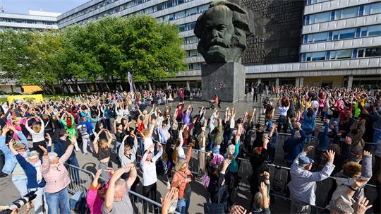 Tanz den Karl Marx: Bei einem Rekordversuch tanzen die Teilnehmer am Marx-Denkmal in Chemnitz