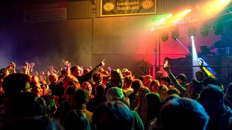Rekord: 1800 Besucher strömen zur Scheune nach Bredelem Tanz in der Scheune.