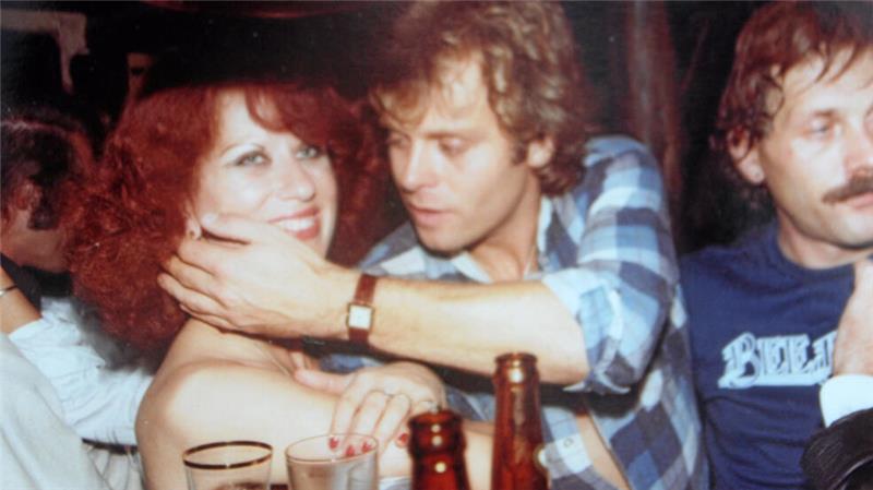 „Tanze Samba mit mir“: In den 70-er Jahren besucht auch der bekannte Schlagersänger Tony Holiday die Tenne und flirtet mit Frank Fabers Frau Yvonne.