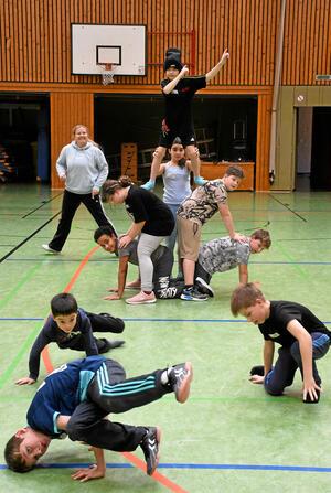 Hip-Hop und Breakdance: Langelsheimer Grundschule in Bewegung Tanzelemente und Akrobatik in der Sporthalle