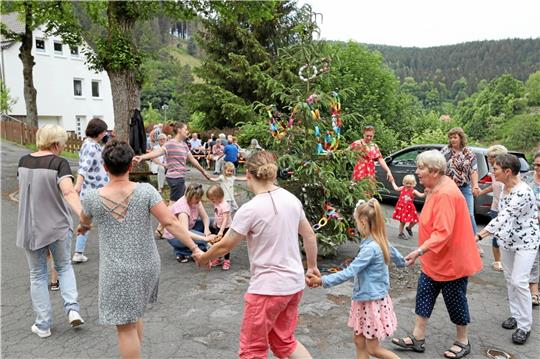 Tanzen um den Johannisbaum gehört bei der Kirchengemeinde Wildemann und Am Schlagbaum in Clausthal-Zellerfeld natürlich dazu.  Fotos: Neuendorf/Knoke/Neumann