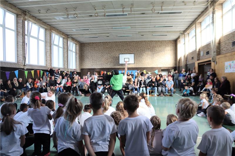 Wolfshagen: Breakdance-Profi zeigt Schülern wie es geht Tanzlehrer Omar Qiami zeigt den Eltern was auch er so drauf hat. Foto: Neddermeier