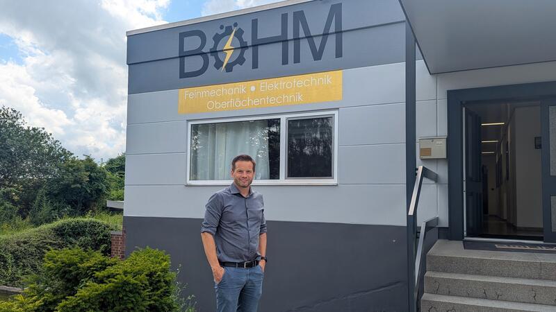 Tarek Abram vor dem Gebäude von Böhm Feinmechanik.