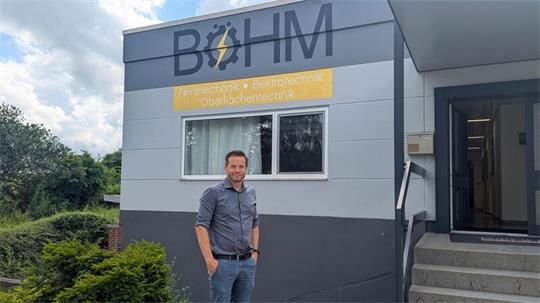 Tarek Abram vor dem Gebäude von Böhm Feinmechanik.