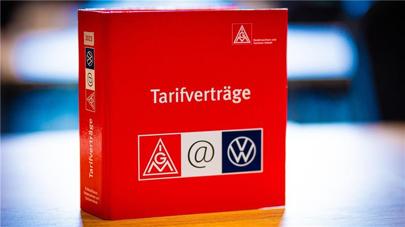 Tarifverträge, hier ein Ordner zu den Regeln bei VW, sollen künftig wieder stärker zur Regel werden. (Archivfoto)
