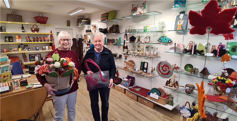 Taschen, Blumen, Gläser und fair gehandelter Kaffee: Gudrun Kraatz und Ursula Klages (von links) müssen ihre Waren und Regale abverkaufen, denn sie finden niemanden mehr, der bereit ist, Verantwortung für den Eine-Welt-Laden zu übernehmen.